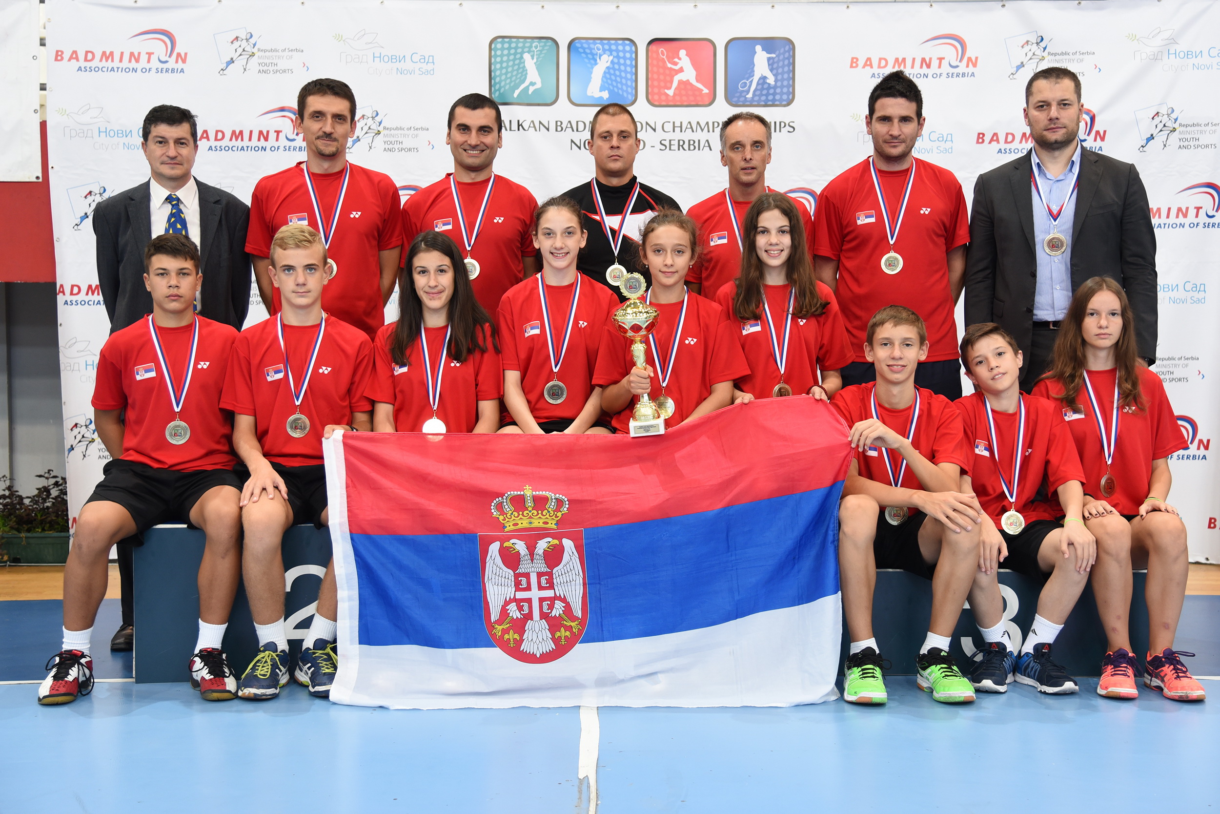 Balkansko prvenstvo za igrace do 15 godina - Novi Sad 2016_Srpski tim sa trofejem ekipnog pobednika.JPG