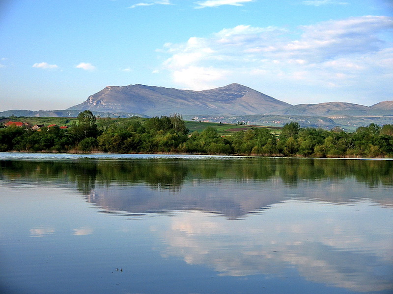 Bovansko jezero sa pogledom na Rtanj.jpg