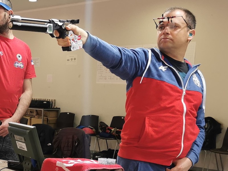 DamirMikecvaz.pistolj.jpg