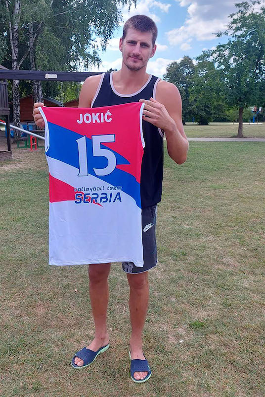 Nikola Jokic sa dresom beach - volley reprezentacije Srbije.jpg