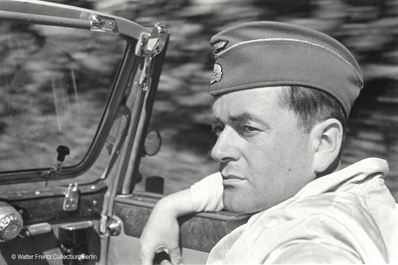 A.Speer in car, 1938 (Šper ide u Holivud).jpg