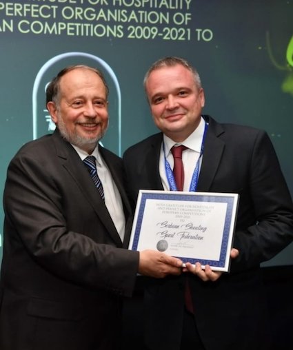 Vladimir Lisin predaje plaketu Nenadu Putniku.jpg