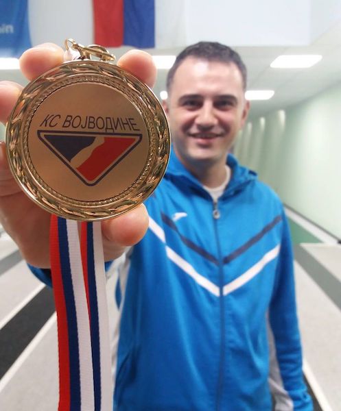 POJ VOJ M KRESOVIC SA MEDALJOM.jpg