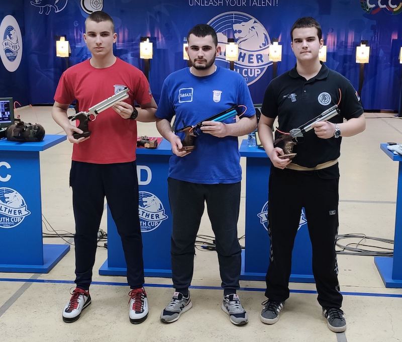 Pistolj juniori 2.jpg