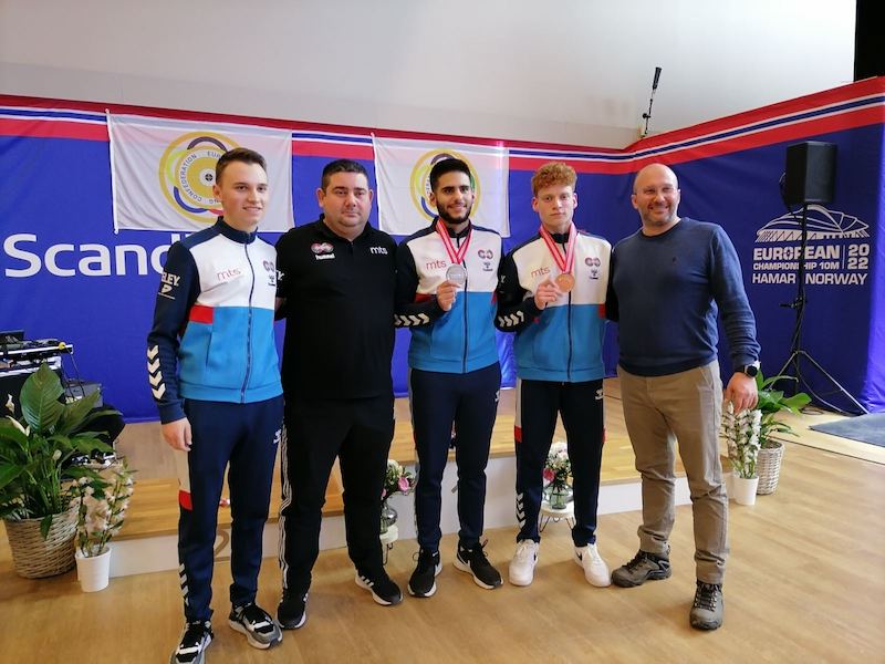 Tim Srbije puskom sa clanom strucnog staba zaduzenom za juniore Ivanom Manojlovicem i sportskim direkorom Draganom Markovicem.jpg