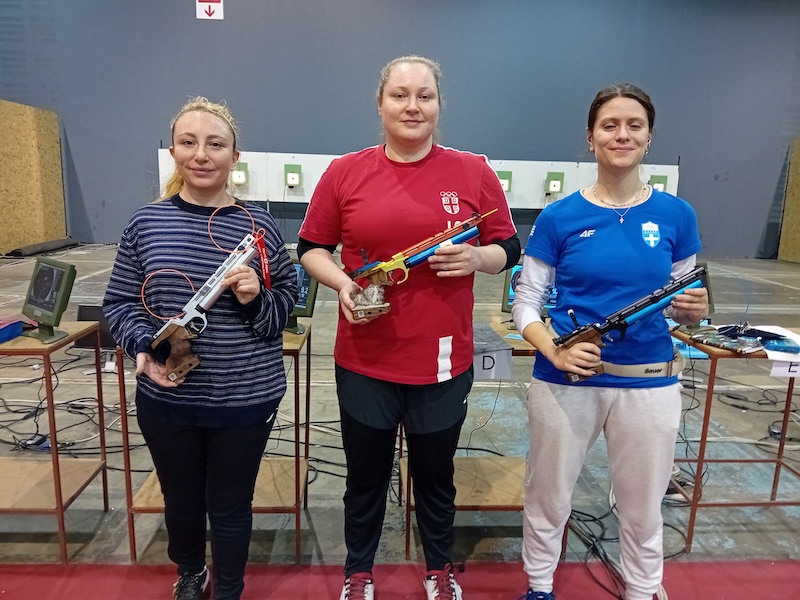 Pistolj_zene_VN_Beograda (2).jpg