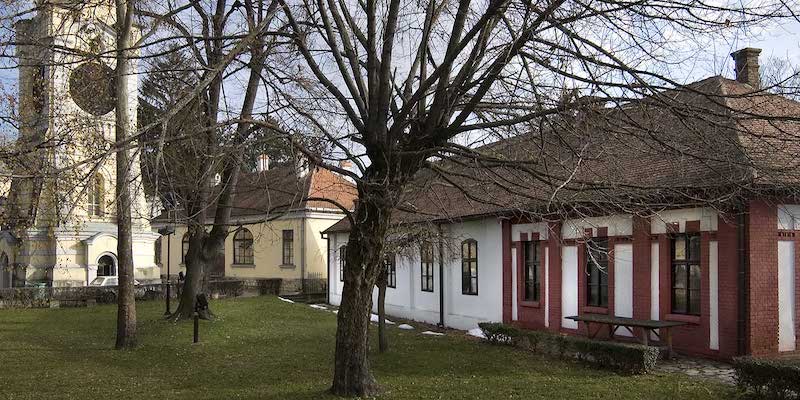 stara_skupstina_sa_starom_crkvom_2x.jpg