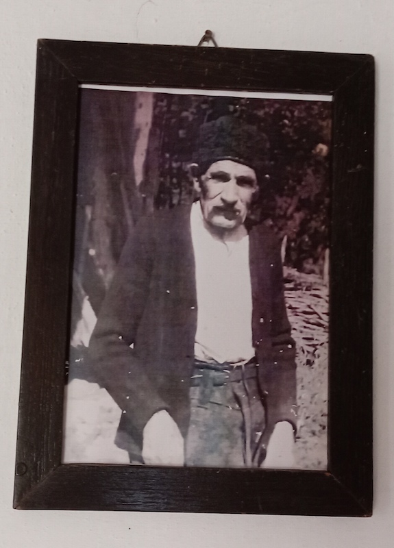 Slika Dragutina Matića na zidu u kući.jpg