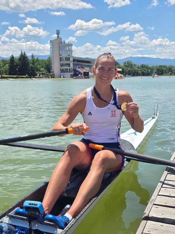 Jovana sa medaljom u camcu.jpg