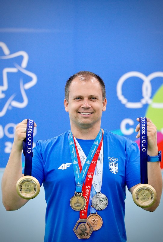 Damir_Mikec_sa_medaljama_na_MI_do_Orana_2022_godine.jpg