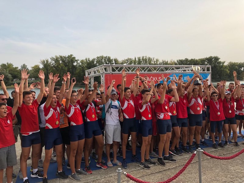 Veslaci i veslacice Crvene zvezde_Ekipni pobednici Prvenstva Srbije 2018 Foto VSS (1).jpg