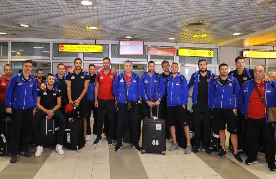 seniori-srbije-doputovali-u-beograd-docek-odbojkasa-srbije-07_5bb2008b6a574.jpeg