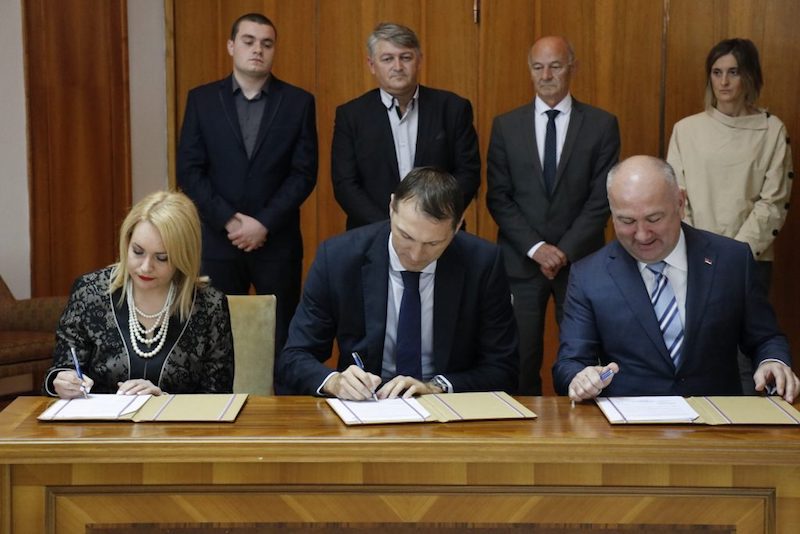 Nenad-Popovic-na-potpisivanju-programa-za-zensko-inovacioni-preduzetnistvo-2.jpg