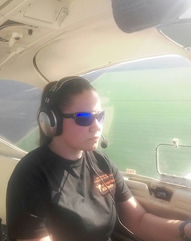 Nikolina Adamov za komandama aviona.jpg