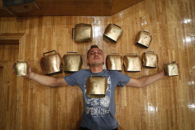 perkusionista aleksandar radulovic sa kravljim zvonima.jpg