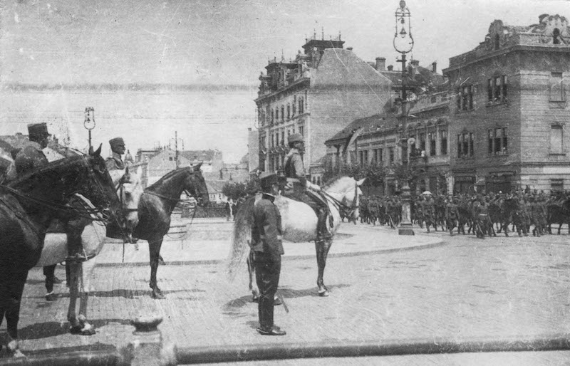 Prestolonaslednik Aleksandar Karadjordjevic na Terazijama po oslobodjenju Beograda copy.jpg