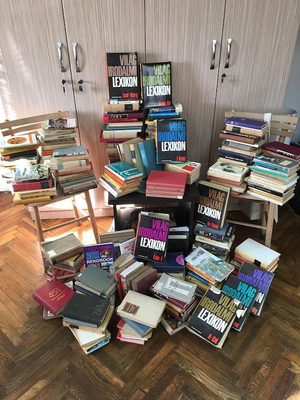 Bazar knjiga u NS pozorištu.jpg