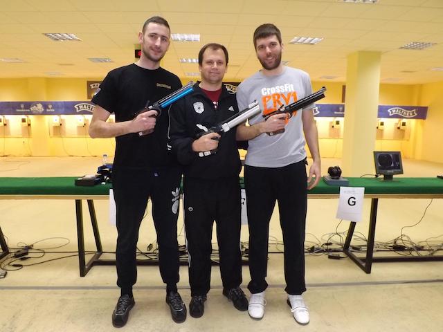 ekipa-pistoljem-petrov-mikec-grgic.jpg