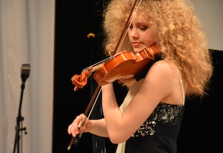 koncert-violinistkinje-mione-topalovic-i-pijanistkinje-jovanke-ristic-tot-kcb-2.jpg