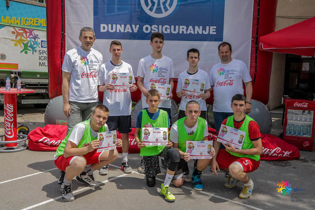 Milenko-Topic-predao-medalje-pobednicima-turnira-u-basketu-3-na-3-foto-SIM-Srbije-S.-Cvetkovic.jpg