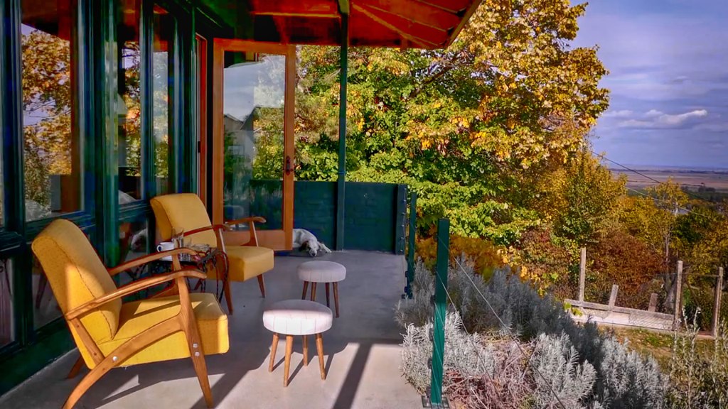 outdoor tasting area 2-min.jpg