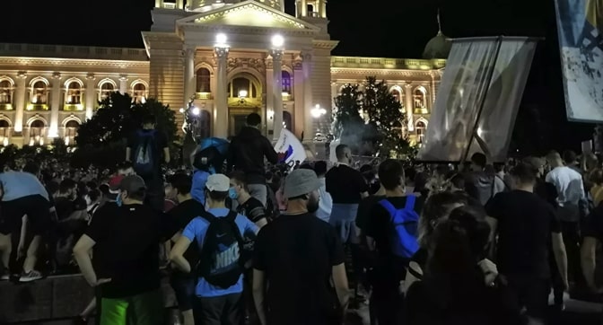 protesti-ispred-skupstine-1-min.jpg