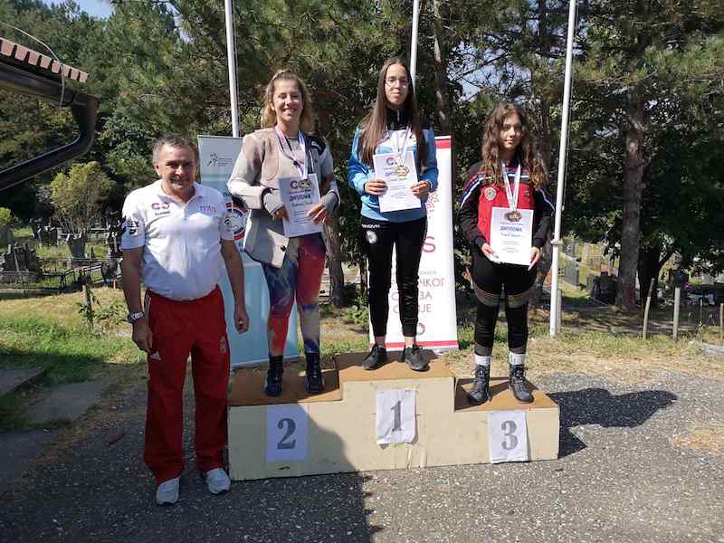 pionirke lezeci pojedinacno.jpg