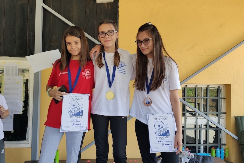 Medalje_pionirke.jpg