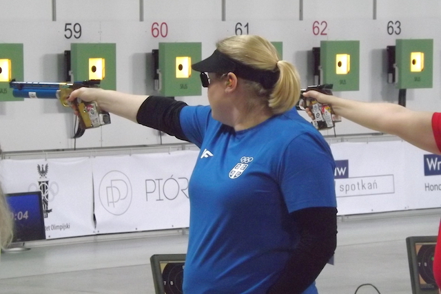 ZoranaArunovicvaz.pistolj.JPG