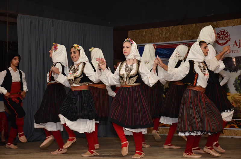 SRPSKI KRSTUR FOLKLOR _11.JPG
