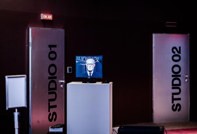 Paranoia TV Zentrale by Nicolas Pleasure Galani.jpg