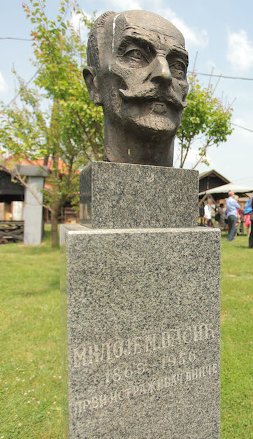 spomenik.jpg