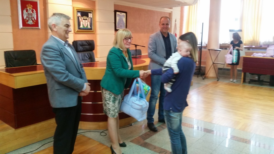 Уручени поклон пакети мајкама деце рођене током јануара 2017