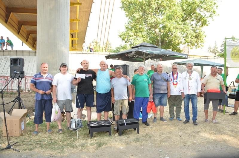 АПАТИНАЦ ПОБЕДНИК У КУВАЊУ РИБЉЕ ЧОРБЕ