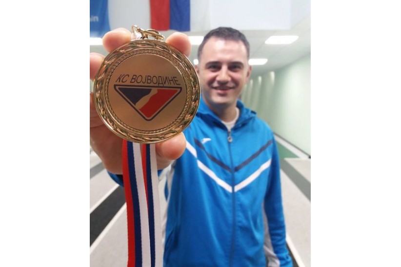 POJ VOJ M KRESOVIC SA MEDALJOM.jpg