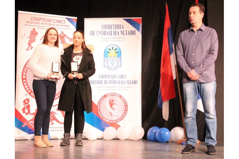pnm milica dragomirovic  kap rukometasica Srednje skole Mlaodst i  dzudiskinja  aleksandra simonovic sa  Igorom Miljkovicem.jpg