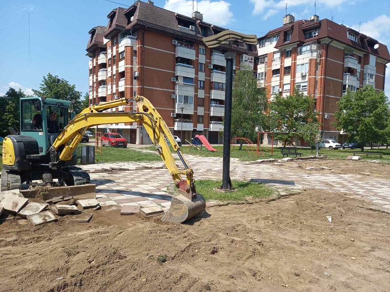 ЗАПОЧЕТО УРЕЂЕЊЕ ДЕЧИЈЕГ ИГРАЛИШТА У УЛИЦИ СТЕВАНА НЕМАЊЕ