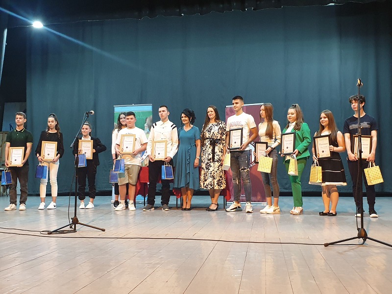 УРУЧЕНА ПРИЗНАЊА НАЈХУМАНИЈИМ МАТУРАНТИМА ОШ ЈОВАН ЦВИЈИЋ ИЗ КОСТОЛЦА
