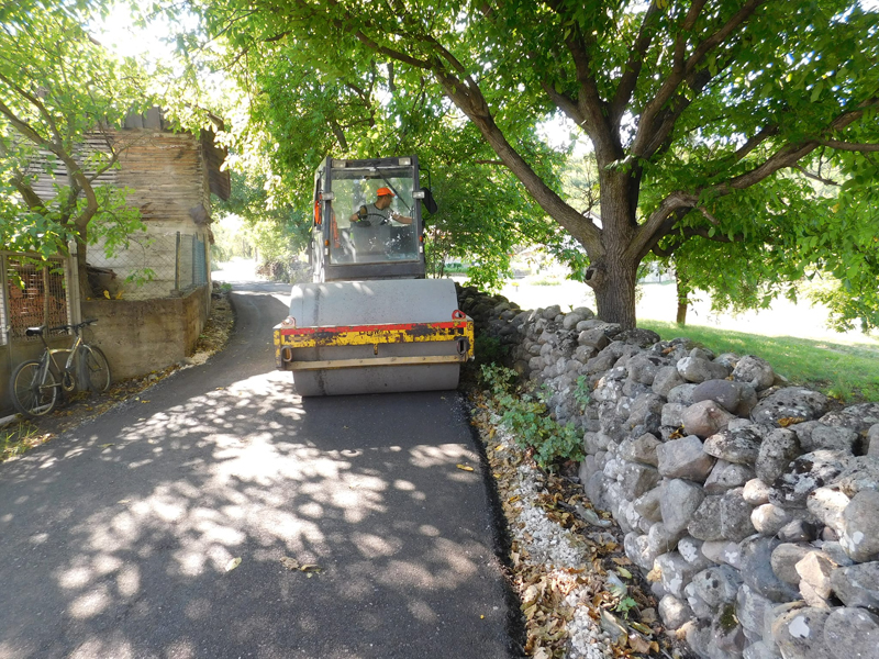 Радови на реконструкцији путева у Владичином Хану