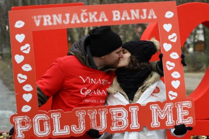 МАНИФЕСТАЦИJА ПОЉУБИ МЕ