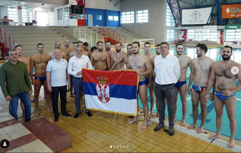 ВАТЕРПОЛО - Министар Зоран Гаjић уручио српску заставу ватерполо репрезентациjи