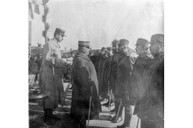 Marsal Franse d Epere dodeljuje orden Legije casti gradu Beogradu.jpg
