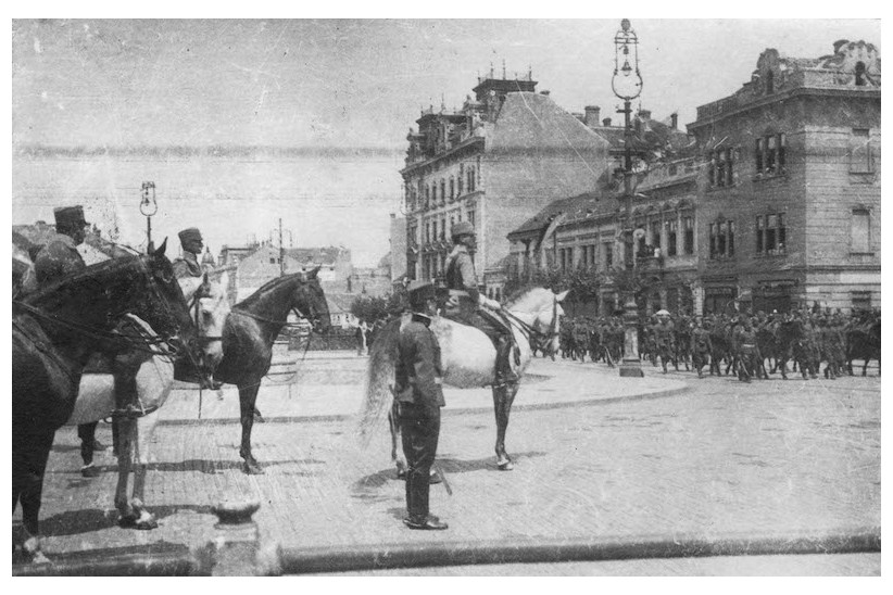 Prestolonaslednik Aleksandar Karadjordjevic na Terazijama po oslobodjenju Beograda.jpg