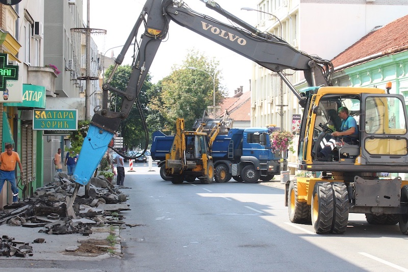 Уређење тротоара и паркинга у строгом центру града