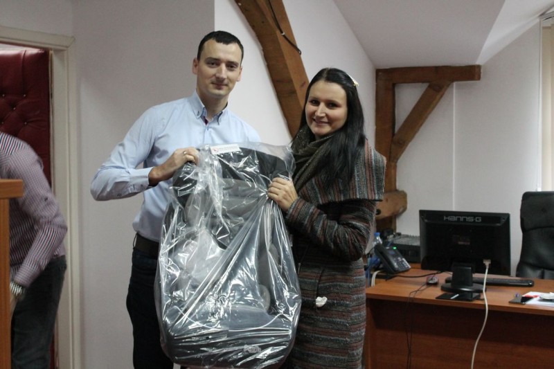 У Малом Зворнику општина доделила родитељима нових 35 ауто седишта за децу