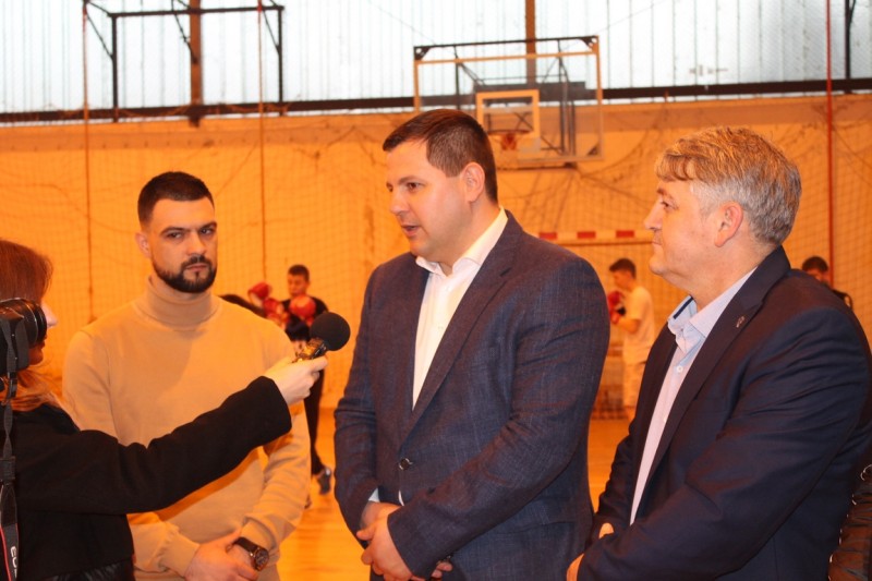 Боровчанин у посети Омладинској школи бокса у Малом Зворнику