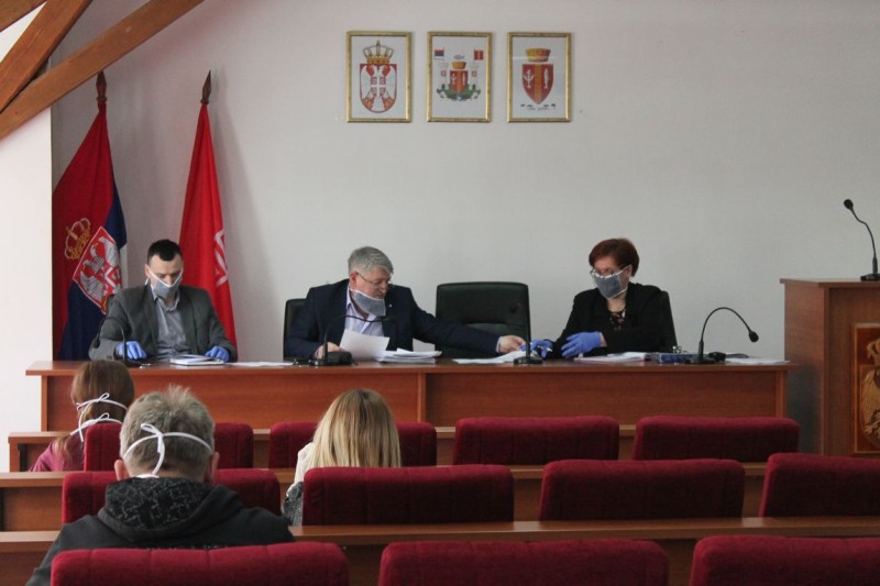 Продаја готове хране и пића у трговинама на мало дозвољена, без сервирања, послуживања и самопослуживања, уз примену појачаних мера заштите