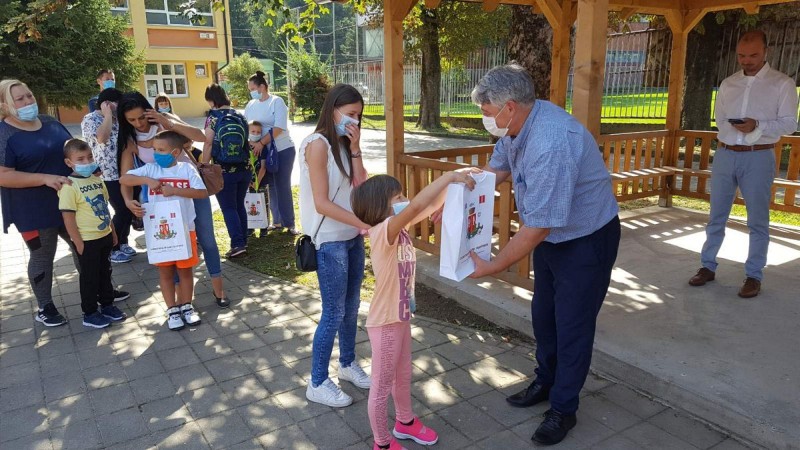 Првацима уручене бесплатне књиге