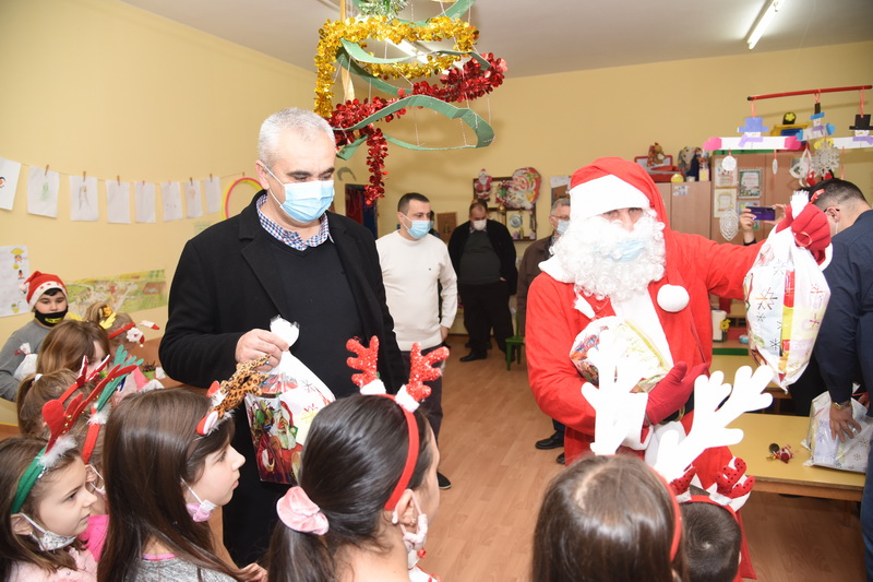 ДОДЕЉЕНИ НОВОГОДИШЊИ ПАКЕТИЋИ